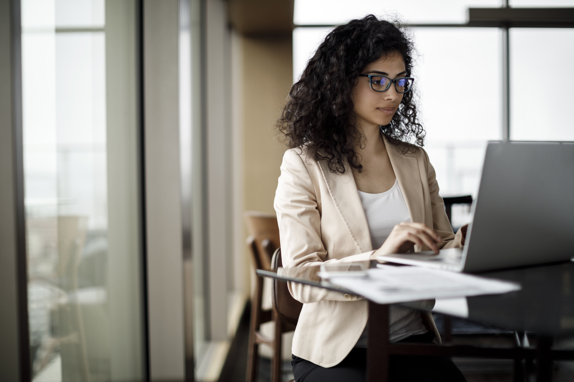 Businesswoman working on laptop in a coffee shop 