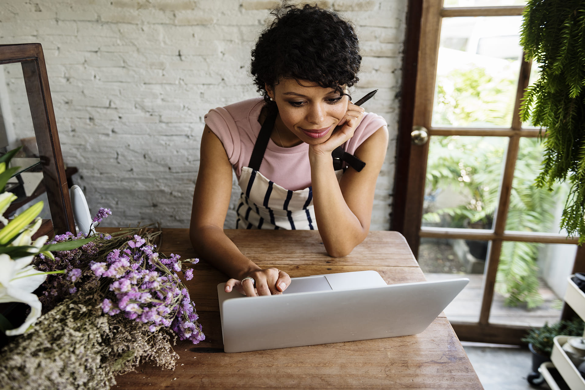 Vrouw bekijkt training boekhouden van de module Verkoop