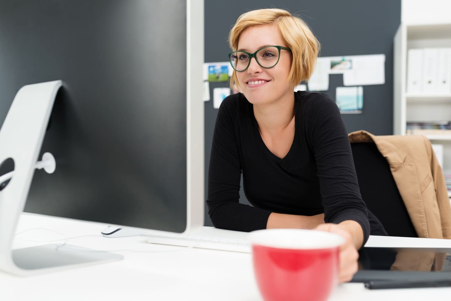 Vrouw bekijkt vaste activa op scherm