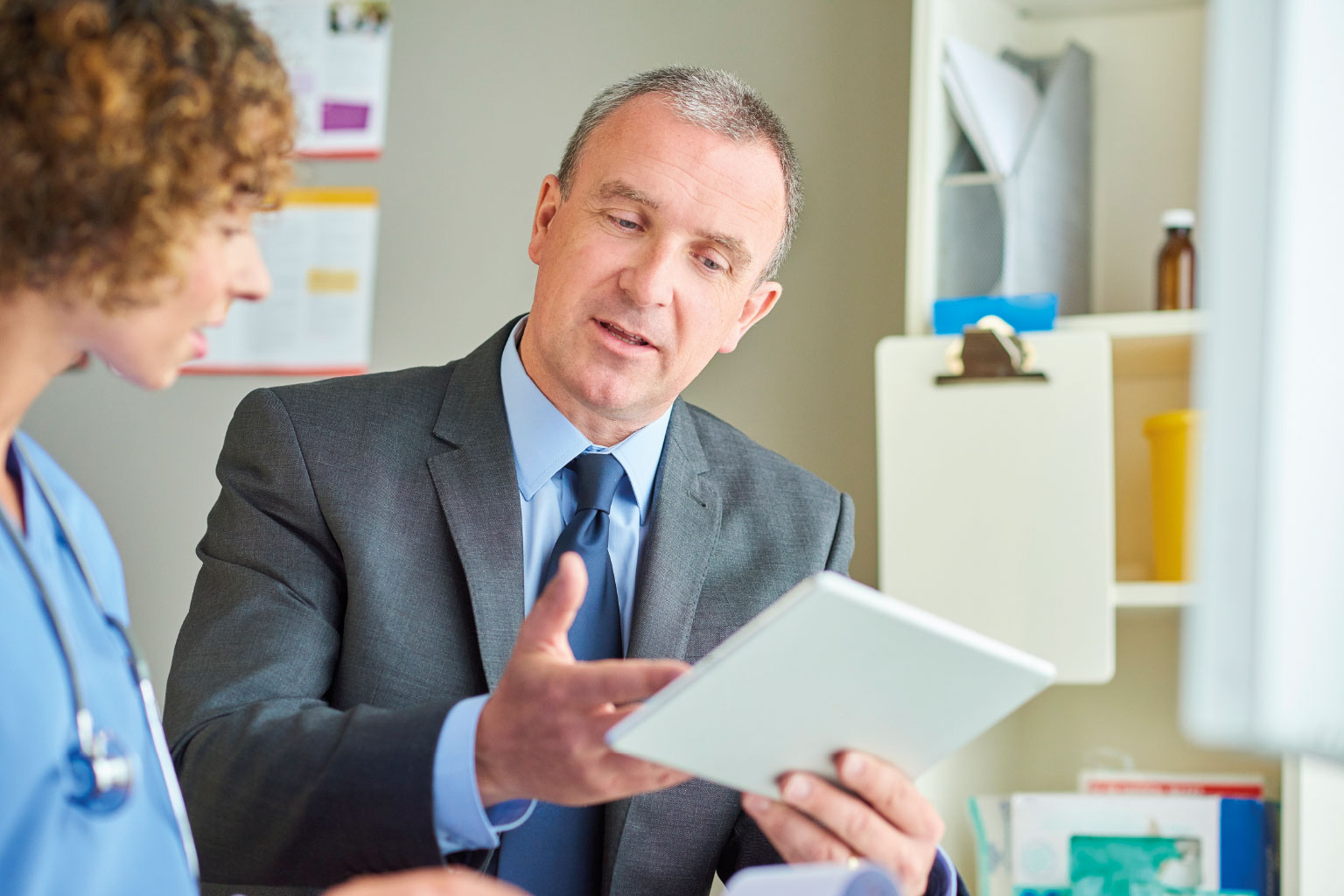 Dyrektor szpitala rozmawia z lekarką o LEX