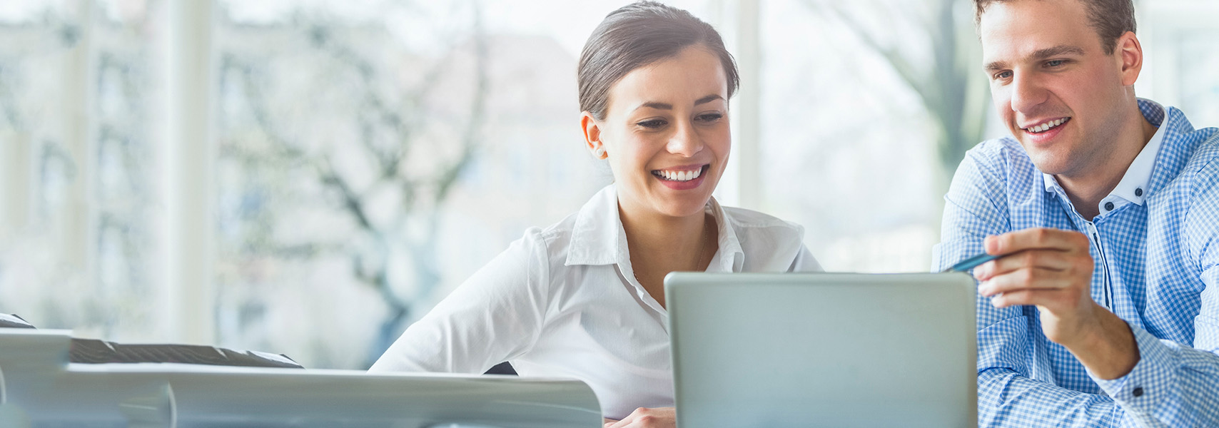 Man en vrouw kijken bekijken Inview op laptop