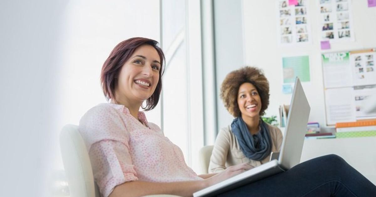 Twee zakenvrouwen die op kantoor werken