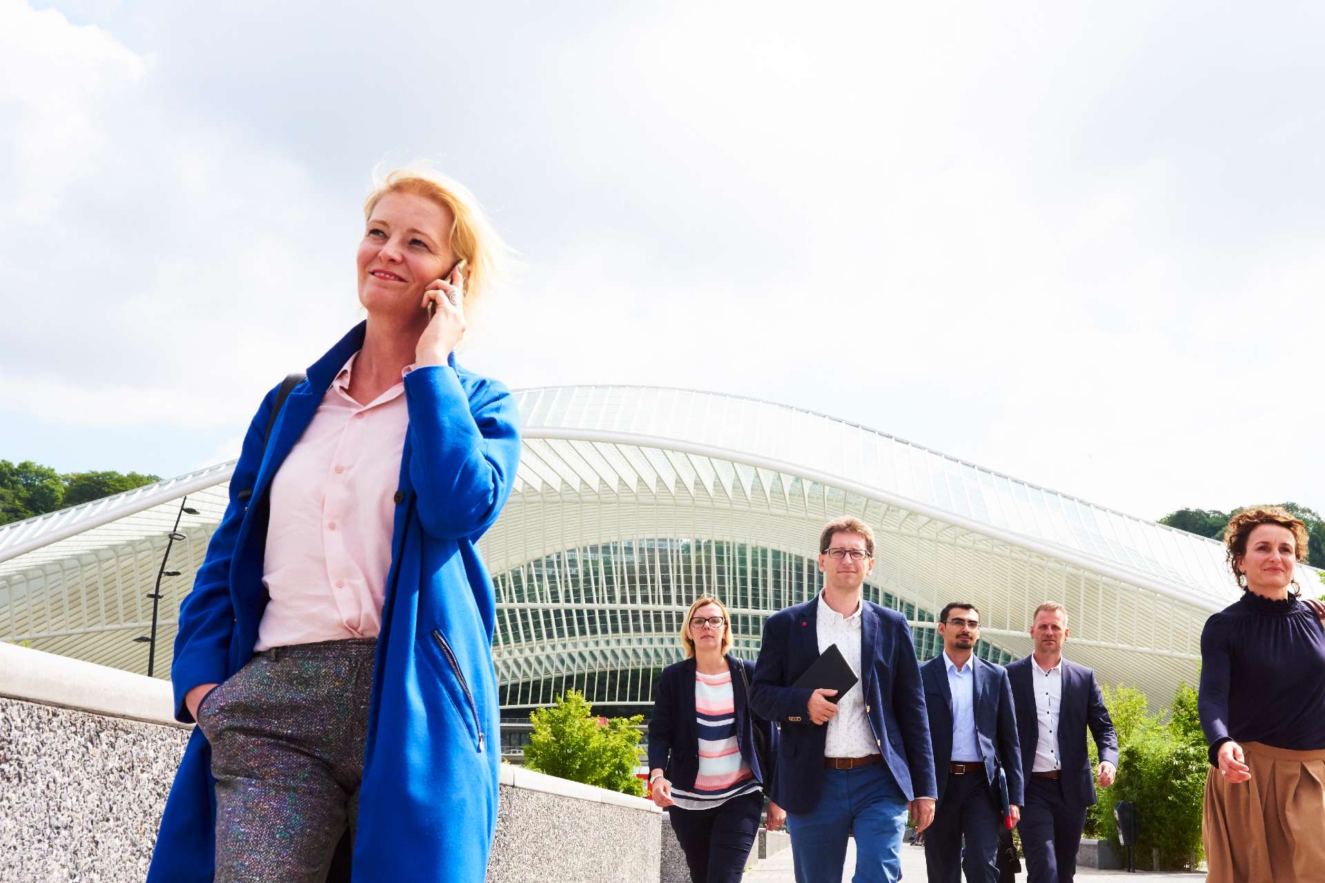 Tax professionals wandelen uit het station van Luik