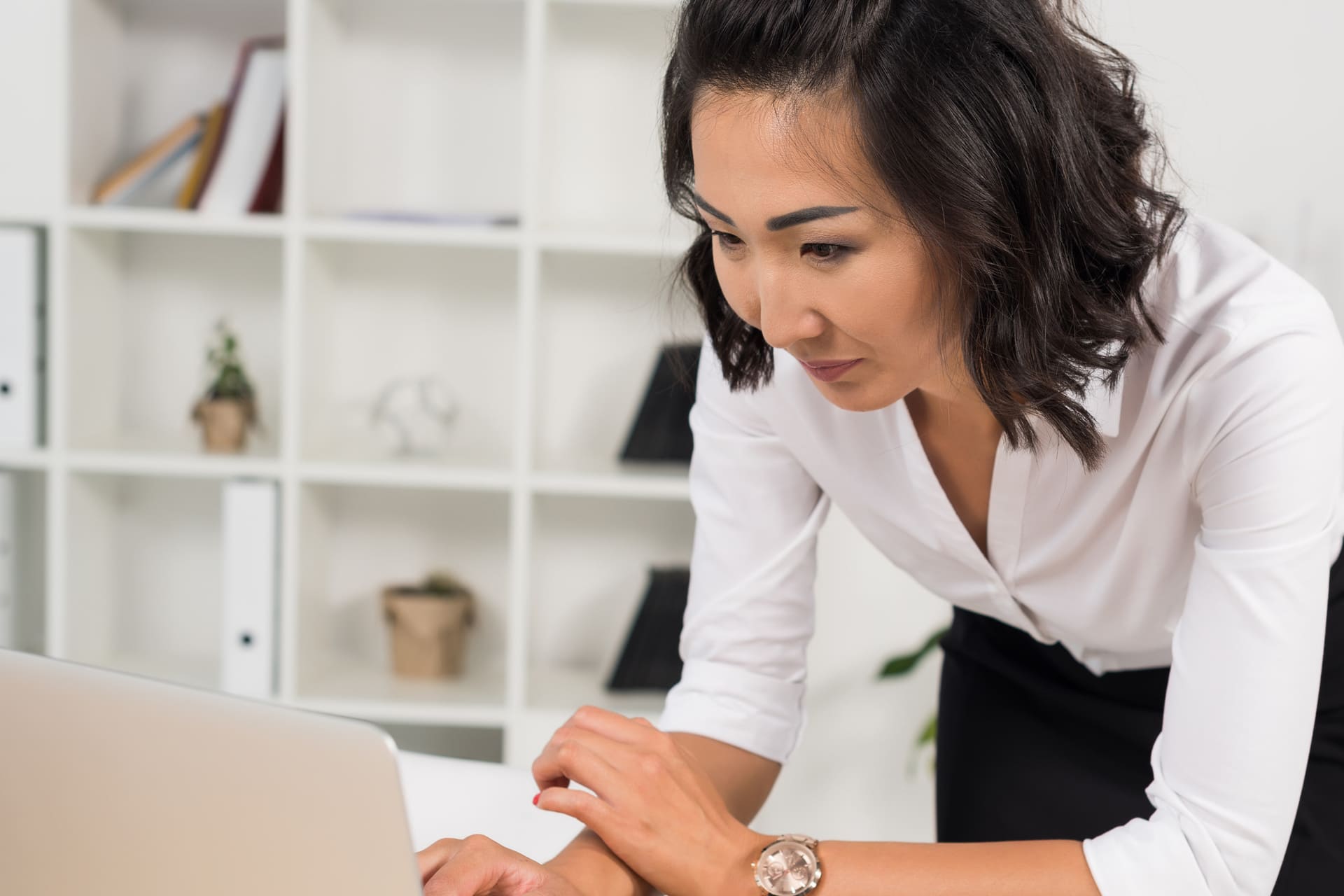 Vrouw is bezig met dms achter laptop