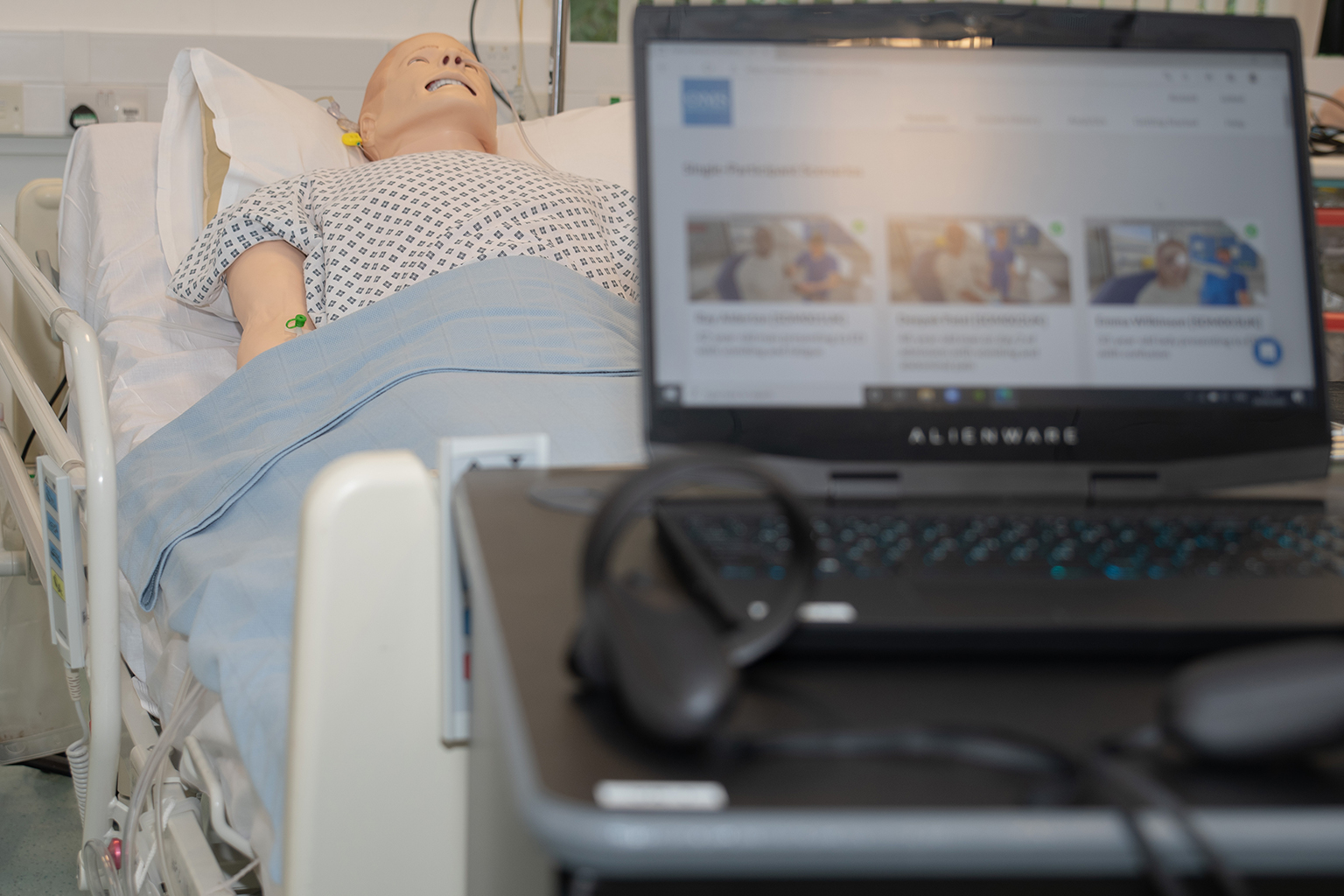 Virtual reality equipment with mannequin patient for simulation lab