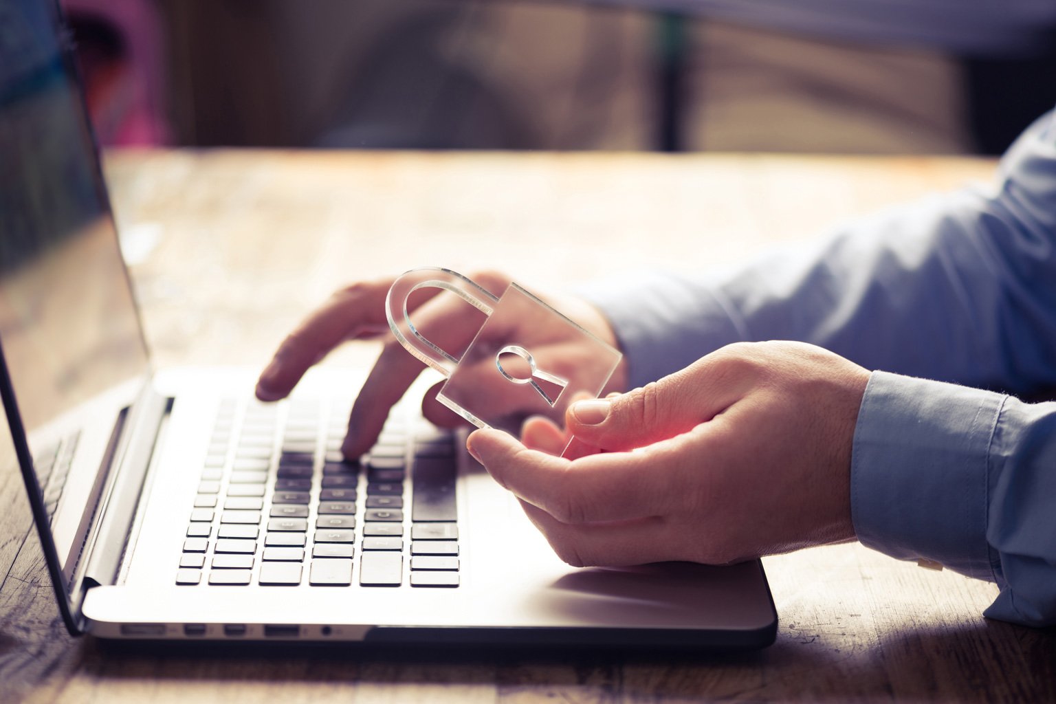 Człowiek pracujący na laptopie z modułem RODO w Progmedica