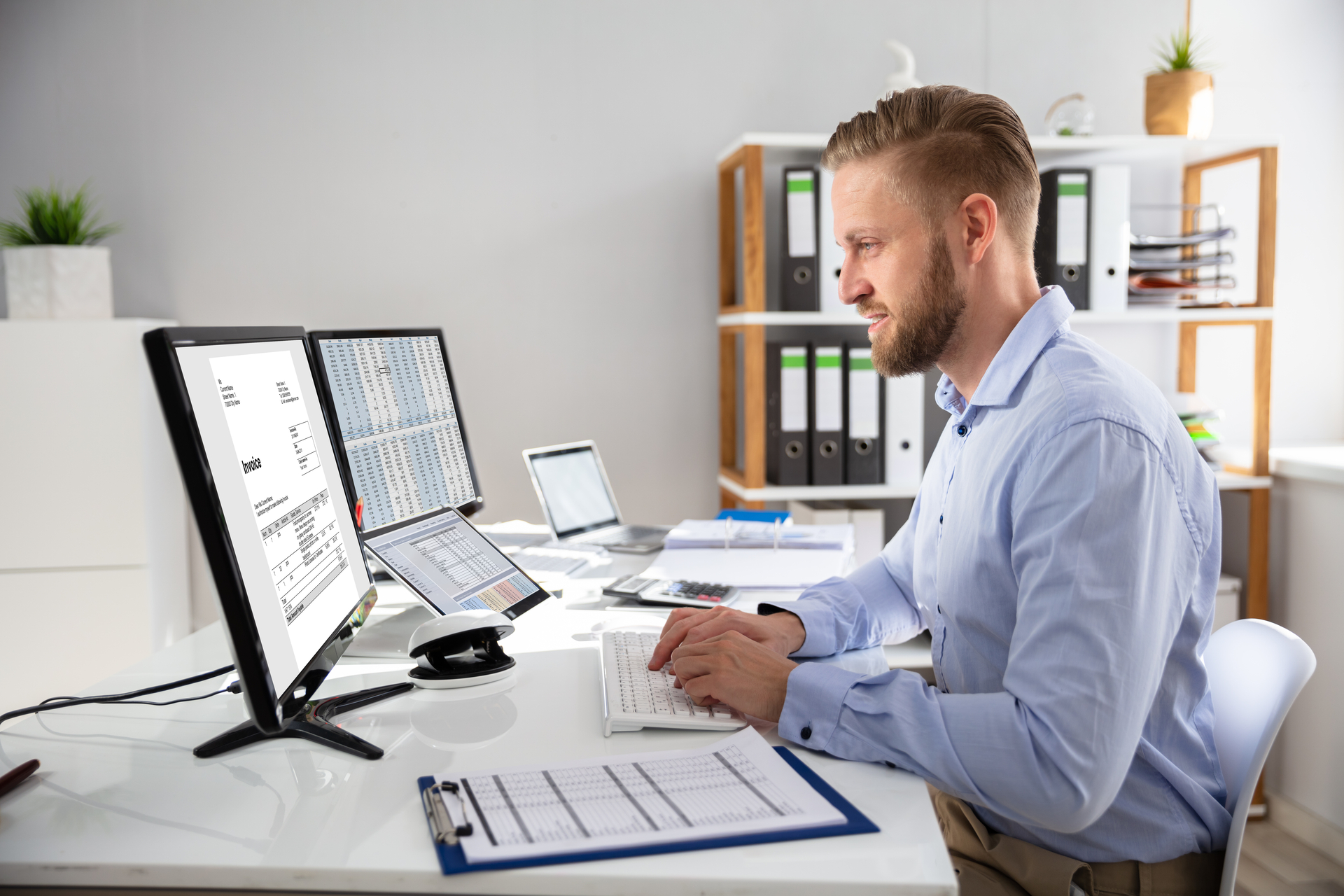 accountant aan het afletteren achter computer