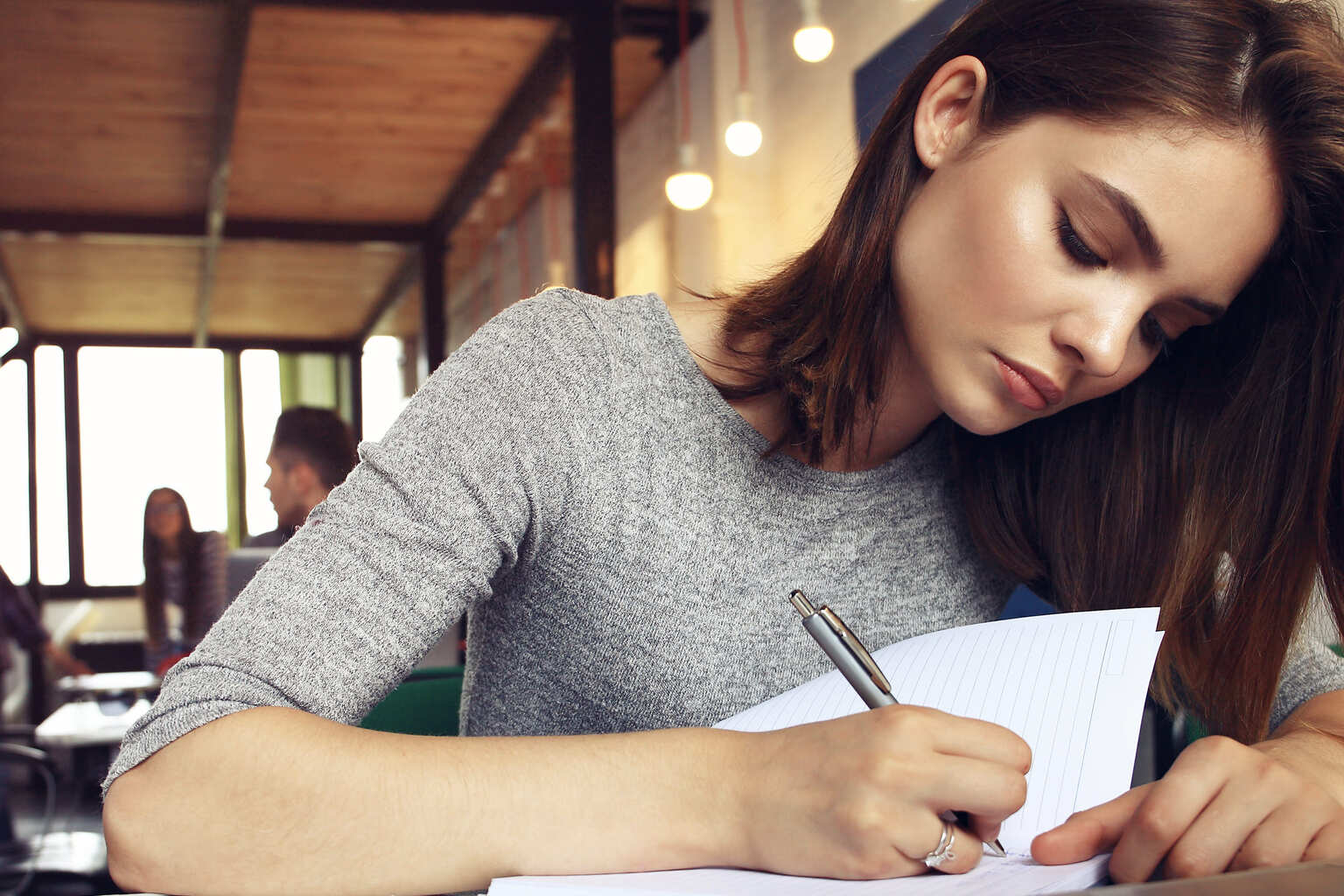 vrouw schrijft achter computer