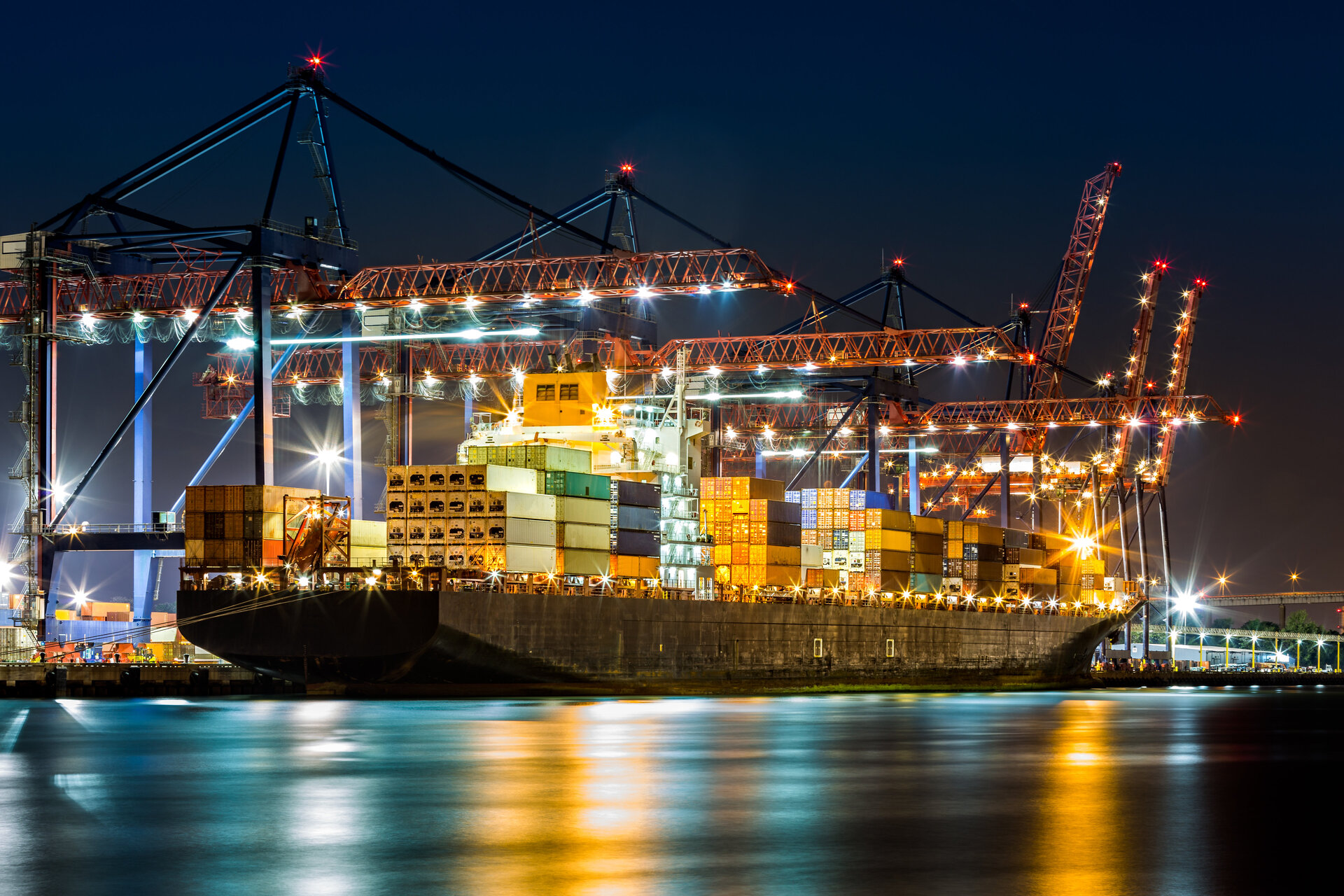 Containerschip bij nacht