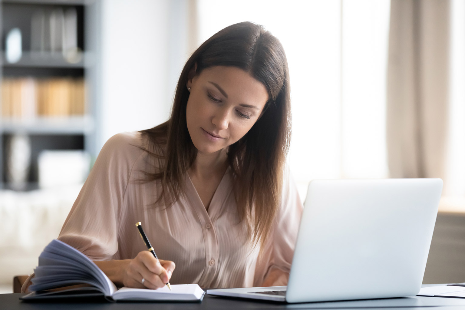 Studentka prawa korzysta z komentarzy i monografii w LEX Script na laptopie