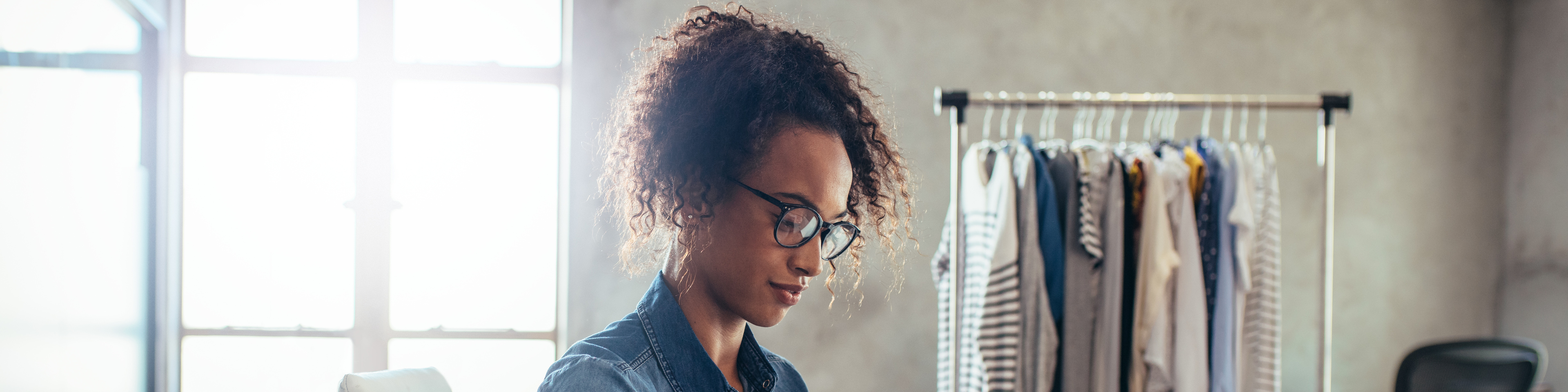 vrouw bezig met webshop verkopen