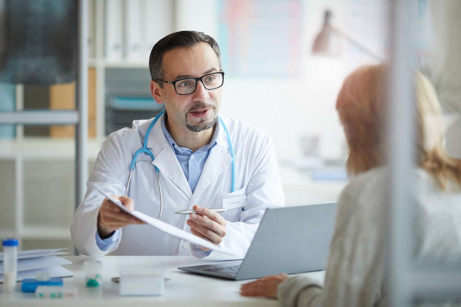 Lekarz w przychodni rozmawia o Progmedica