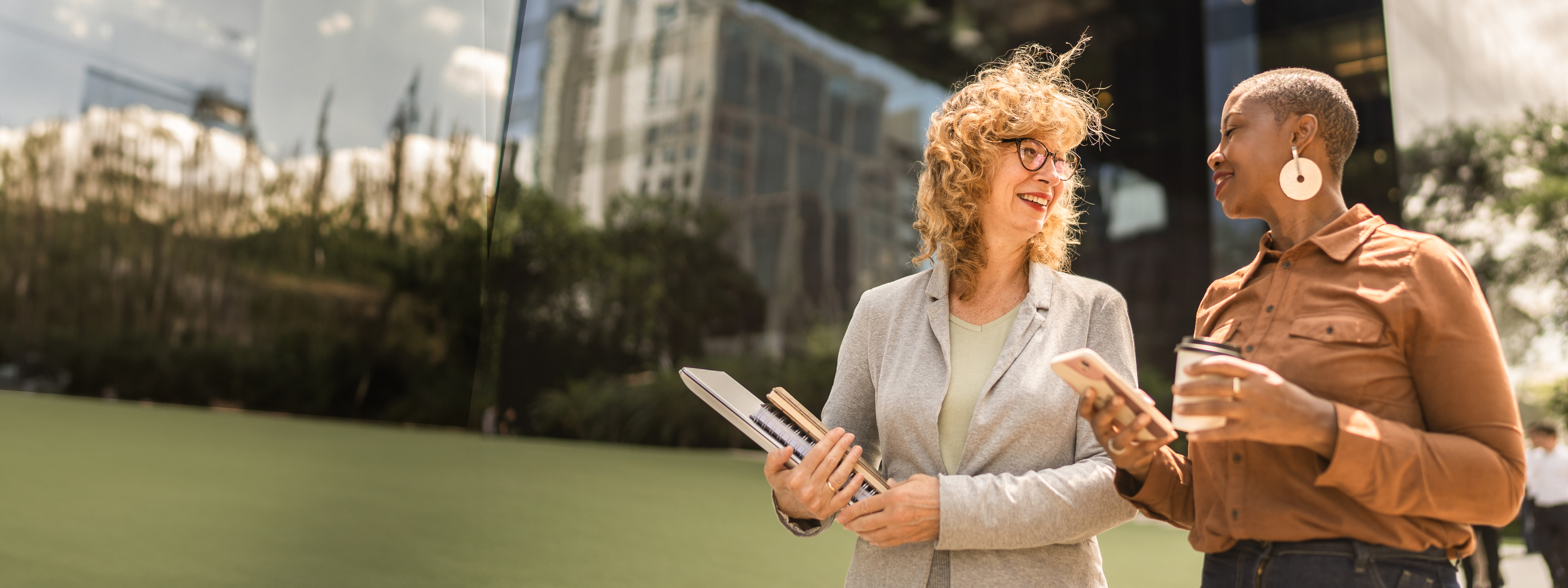 Collega's wandelen samen naar kantoor