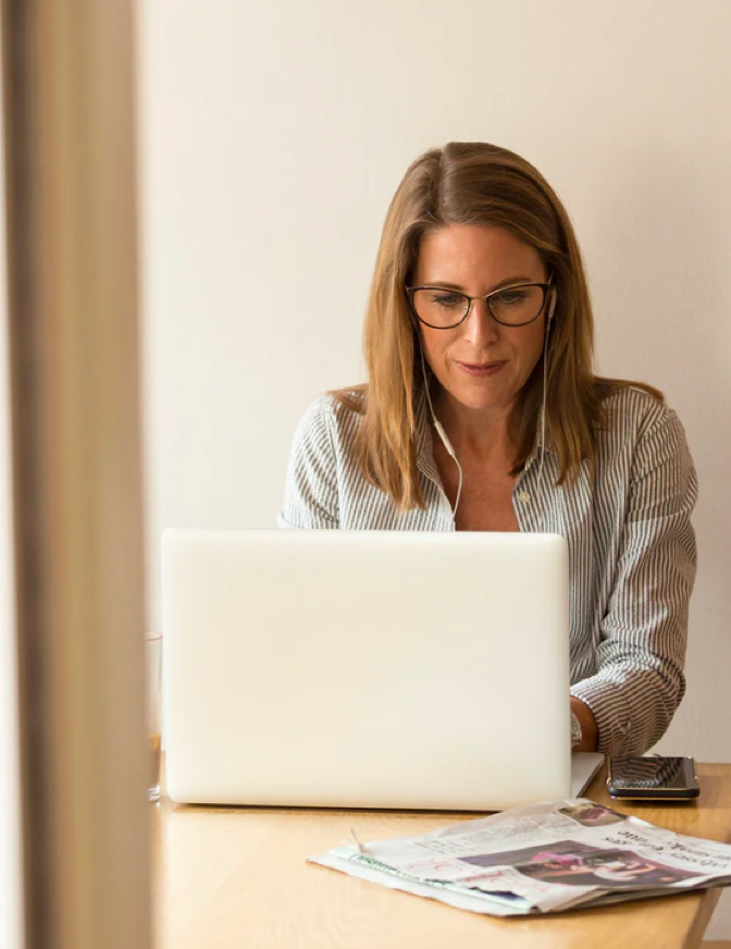 Vrouw werkt achter laptop