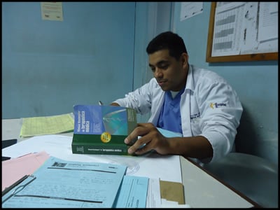 Resident at Roosevelt Hospital in Guatemala using Washington Manual