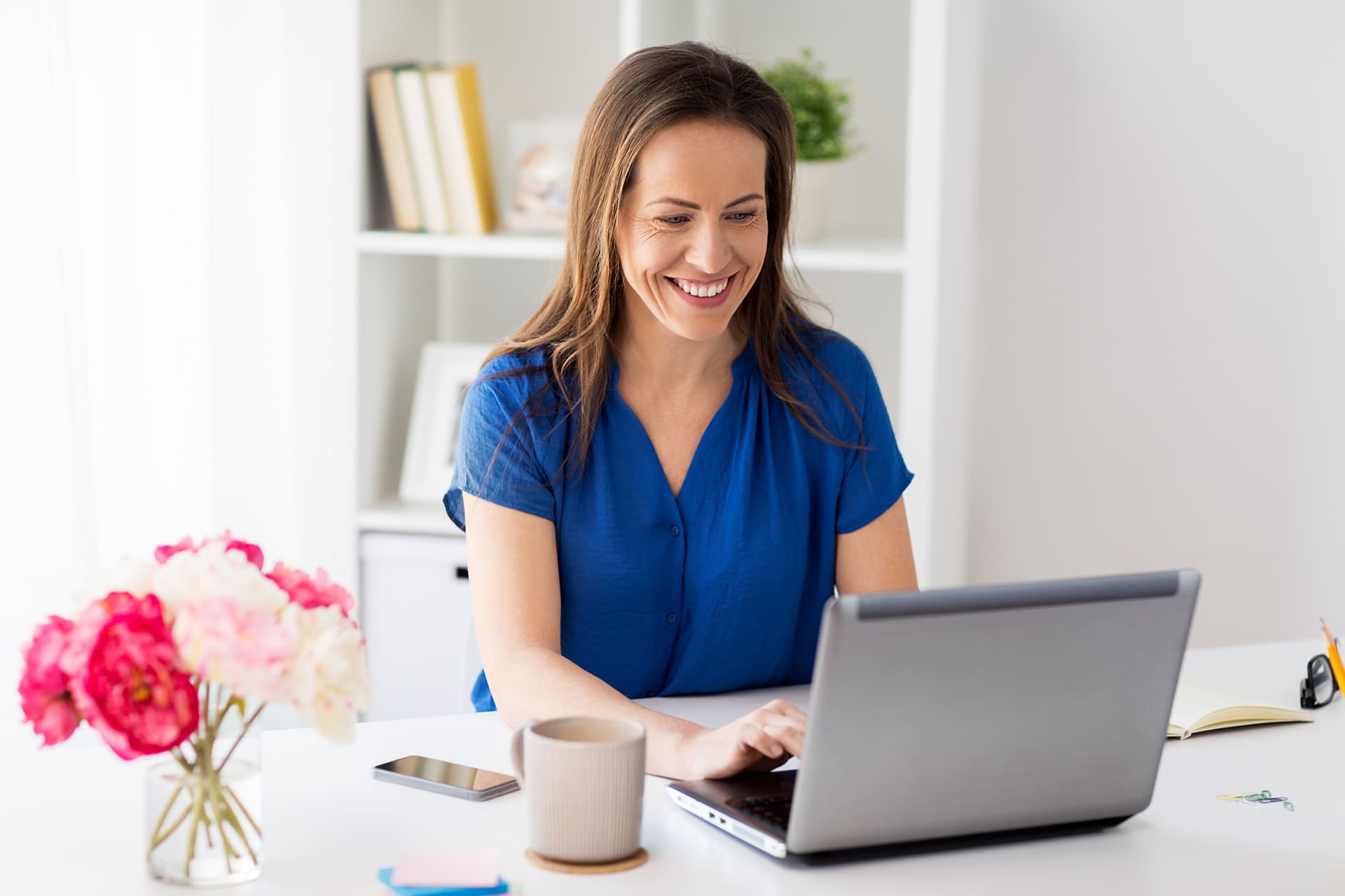 vrouw werkt aan laptop met software koppelingen