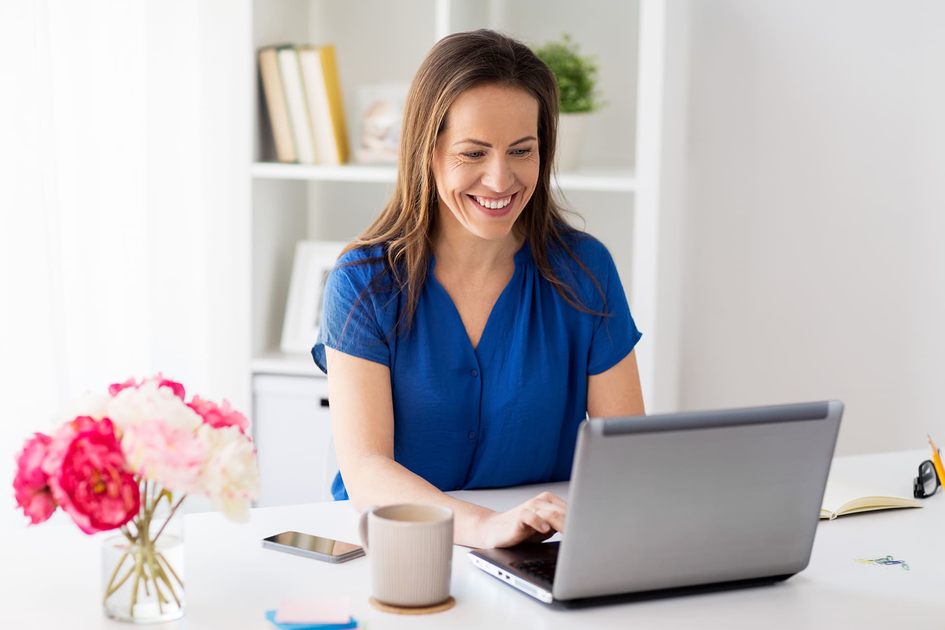 Vrouw bekijkt training boekhouden op laptop