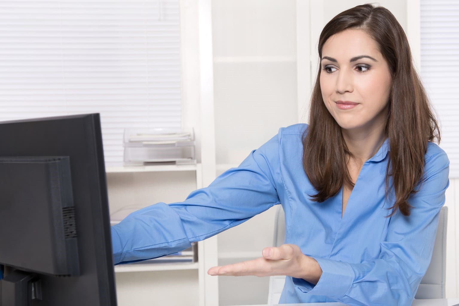 vrouwelijke accountant kijkt naar laptop