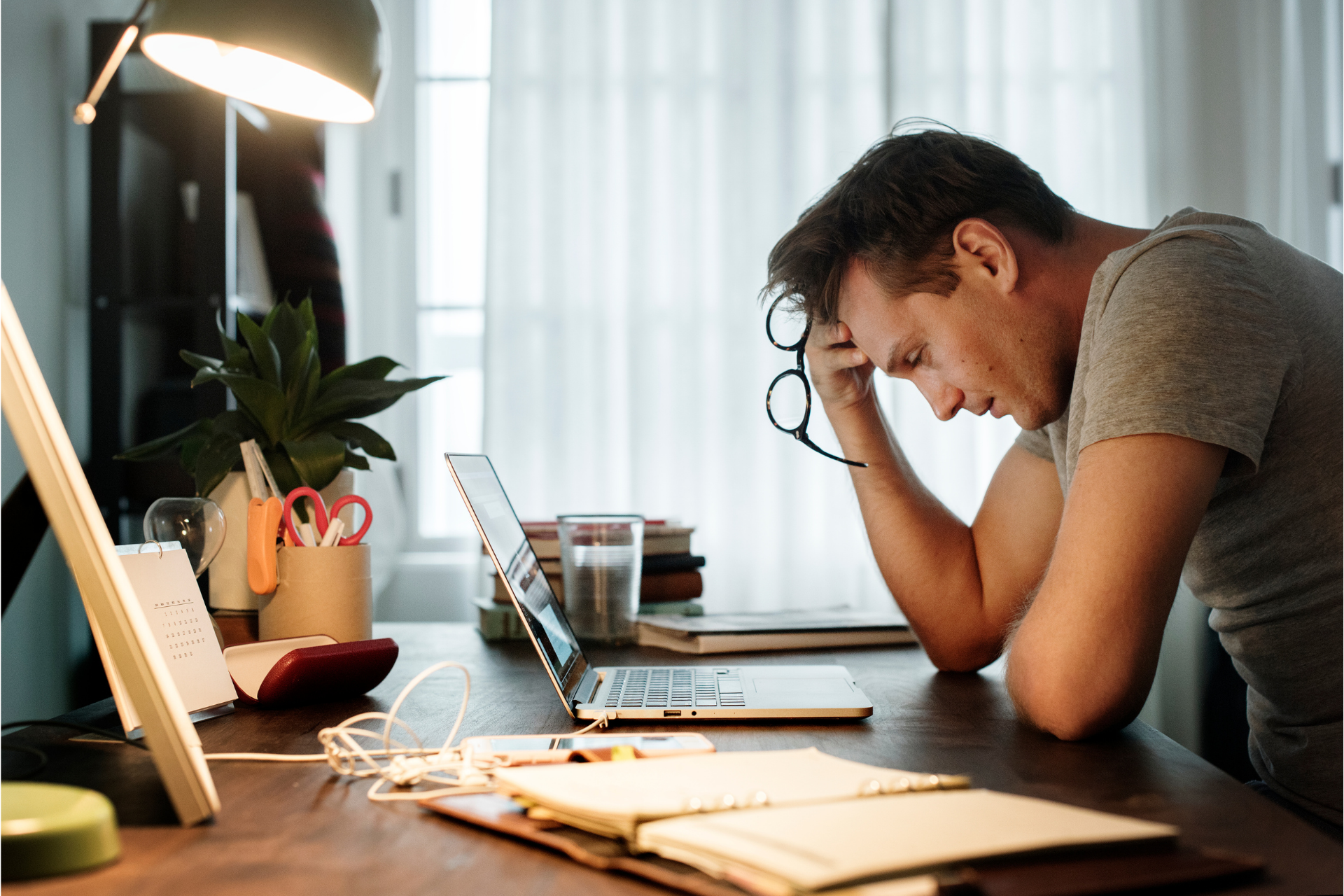 Arbeitsbelastung der Rechtsabteilung | Müder mann mit brille vor dem computer