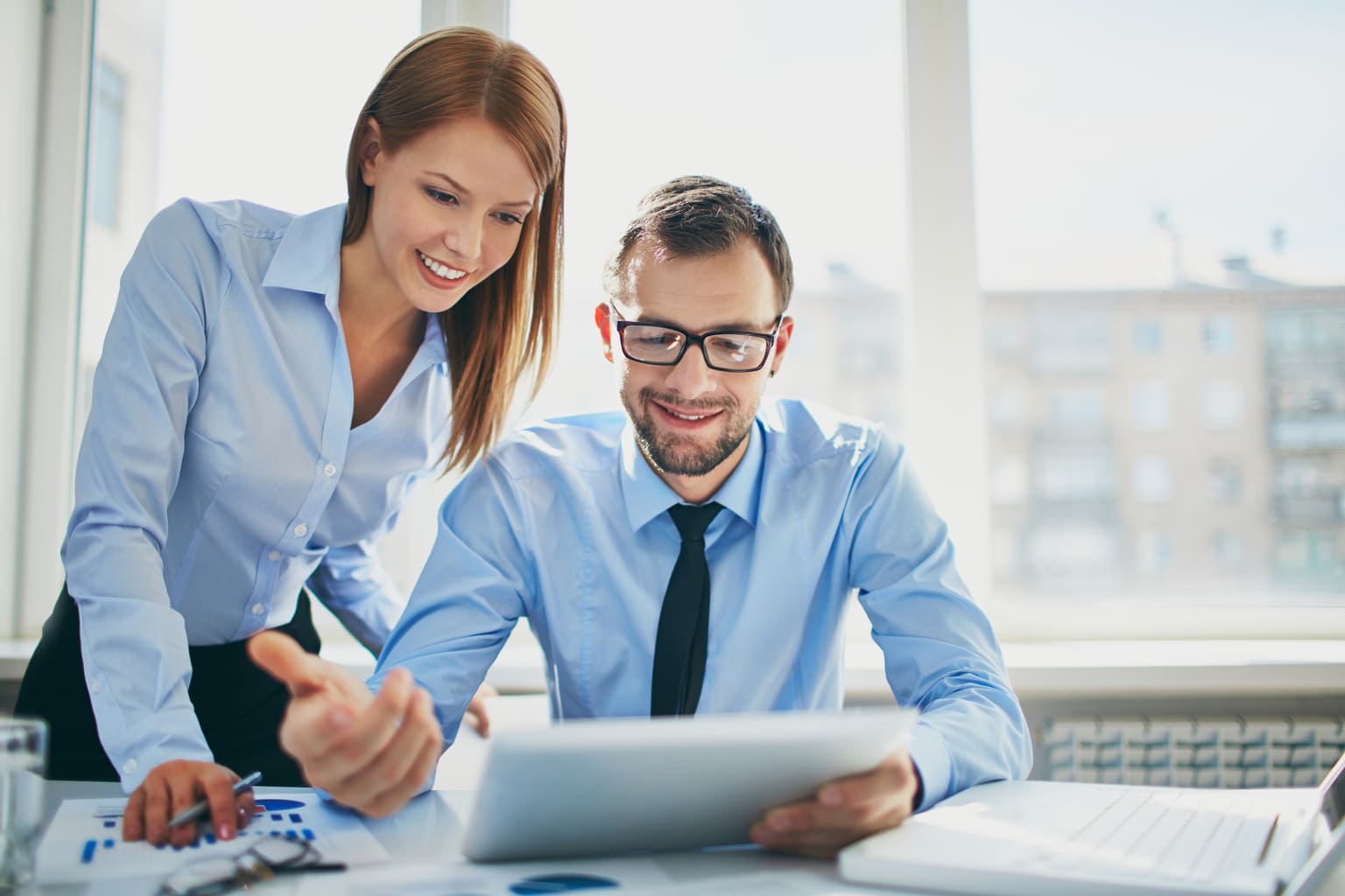 collega's bezig met btw achter laptop