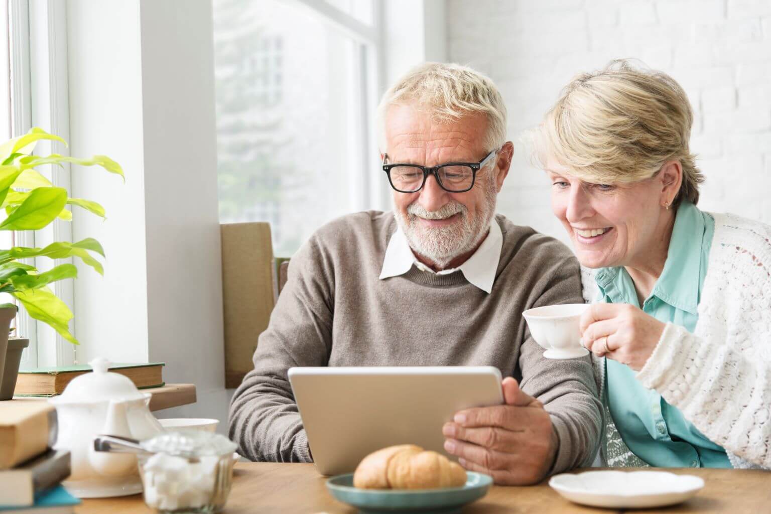 elderly-couple-looking-at-ipad