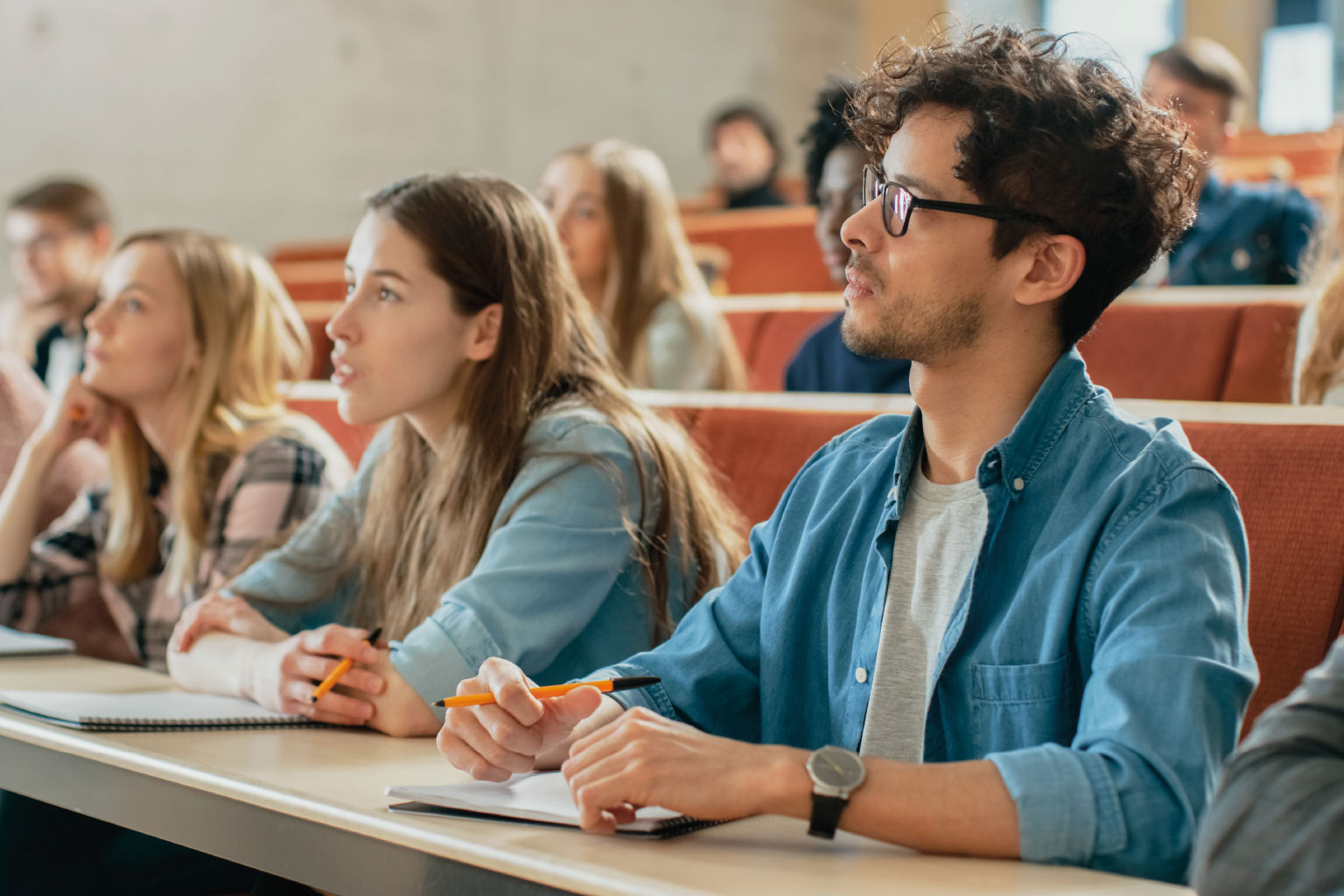 Studenci na sali wykładowej uczelni z LEX Akademia