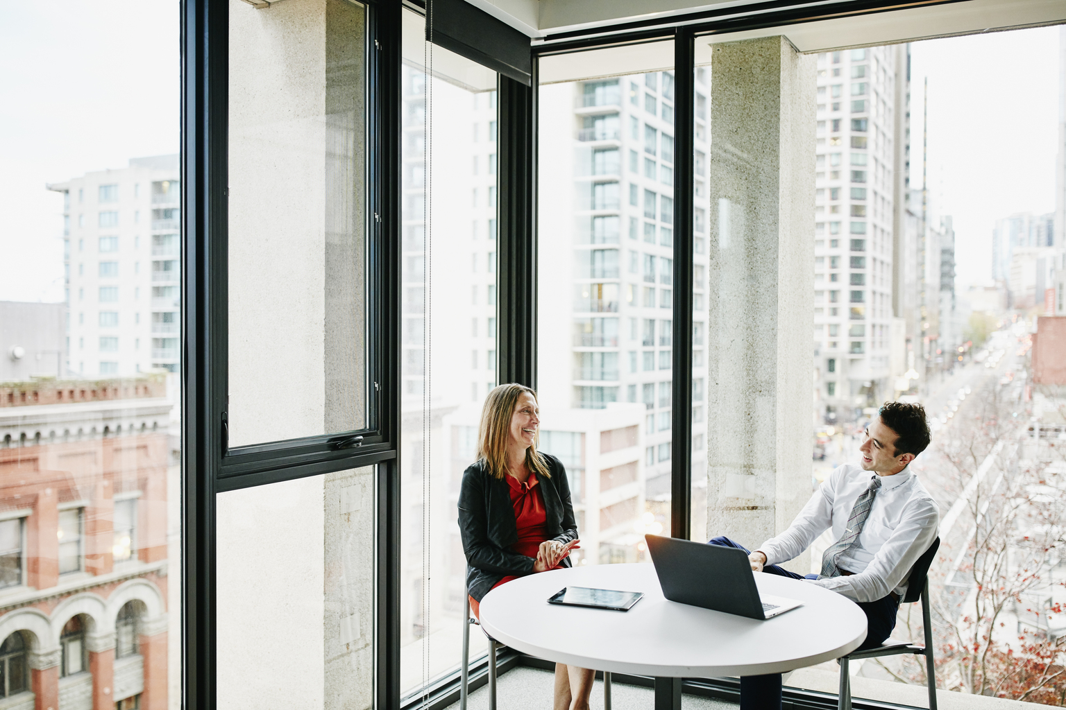 Coworkers in discussion during informal meeting 