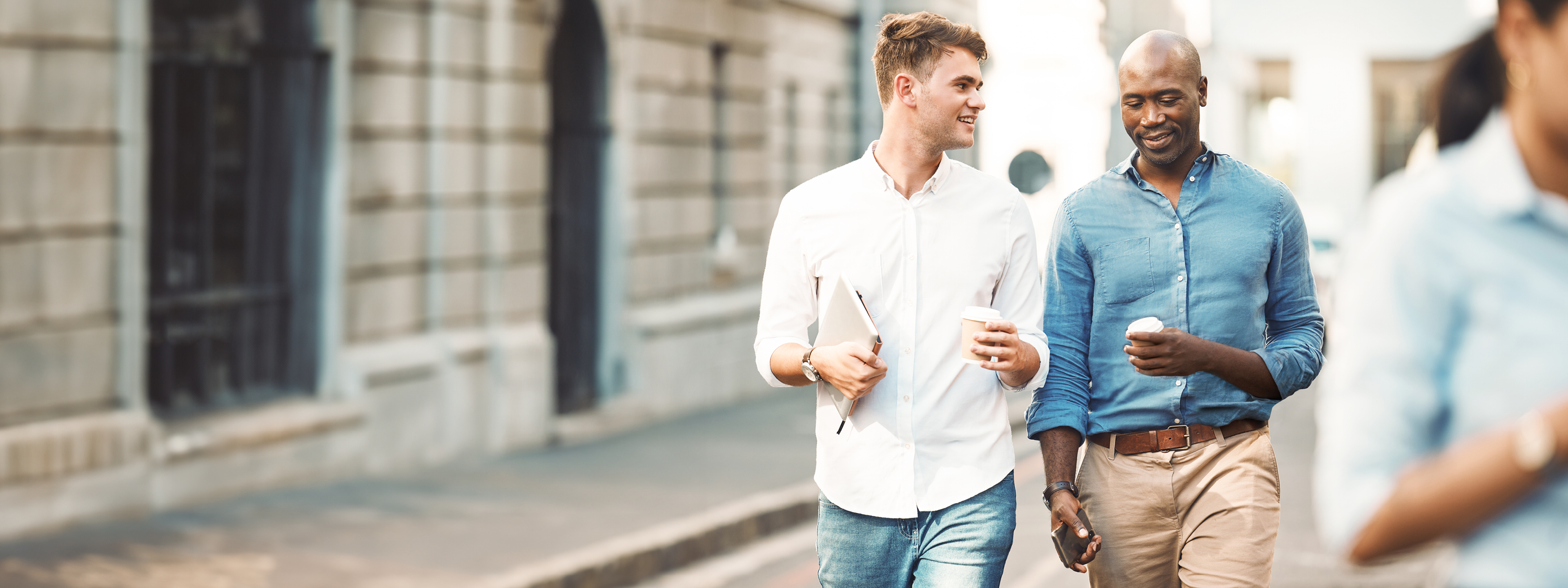 twee mannen praten tijdens een wandeling in de stad