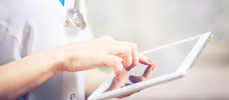 nurse-with-mobile-tablet