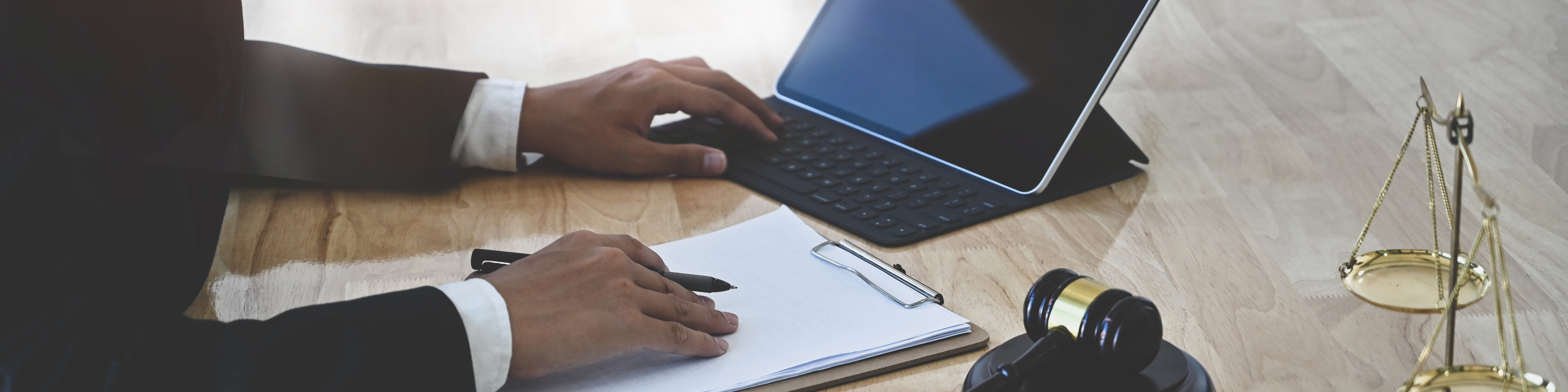 advocaat werkend op de laptop