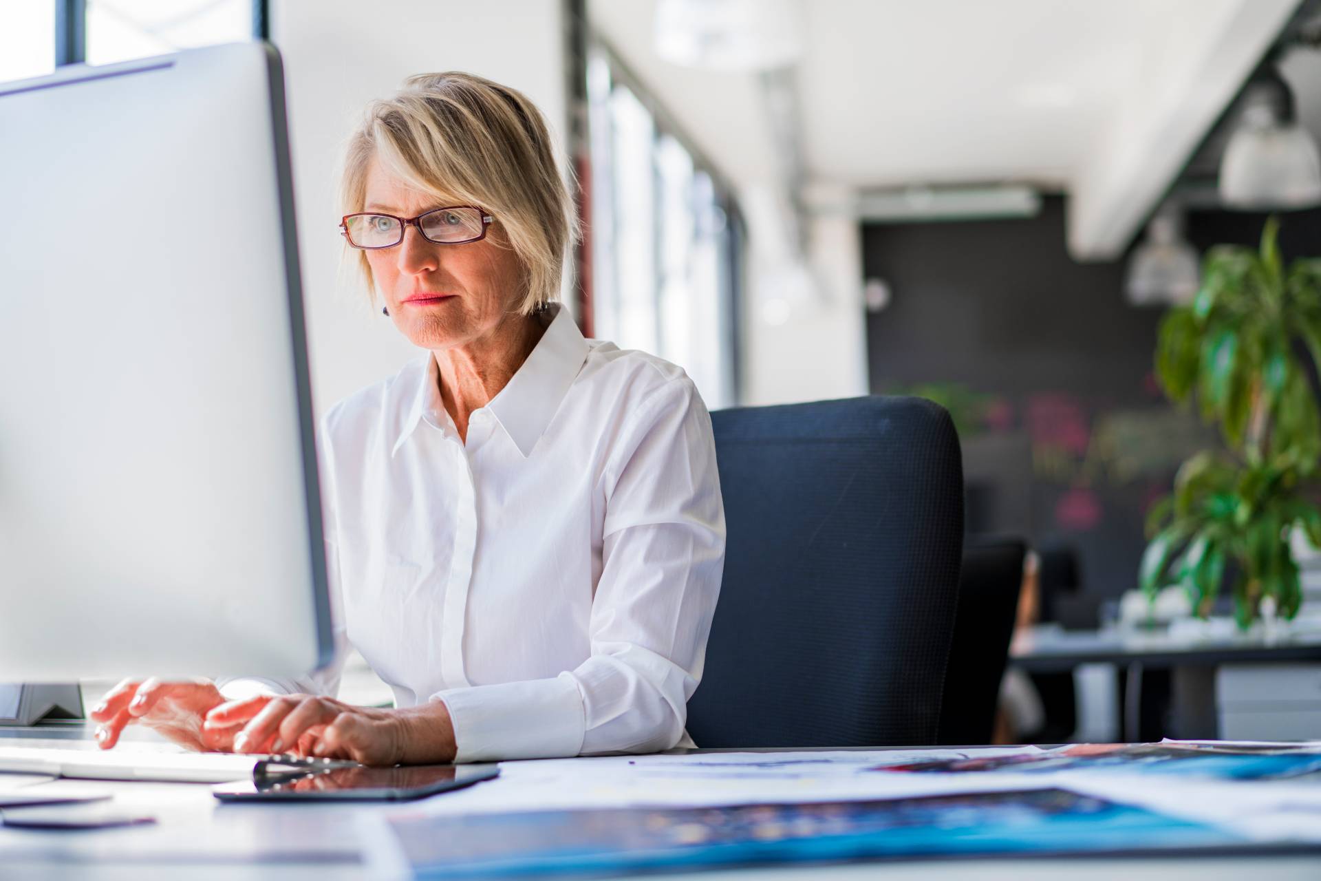 Kvinde arbejder på computer