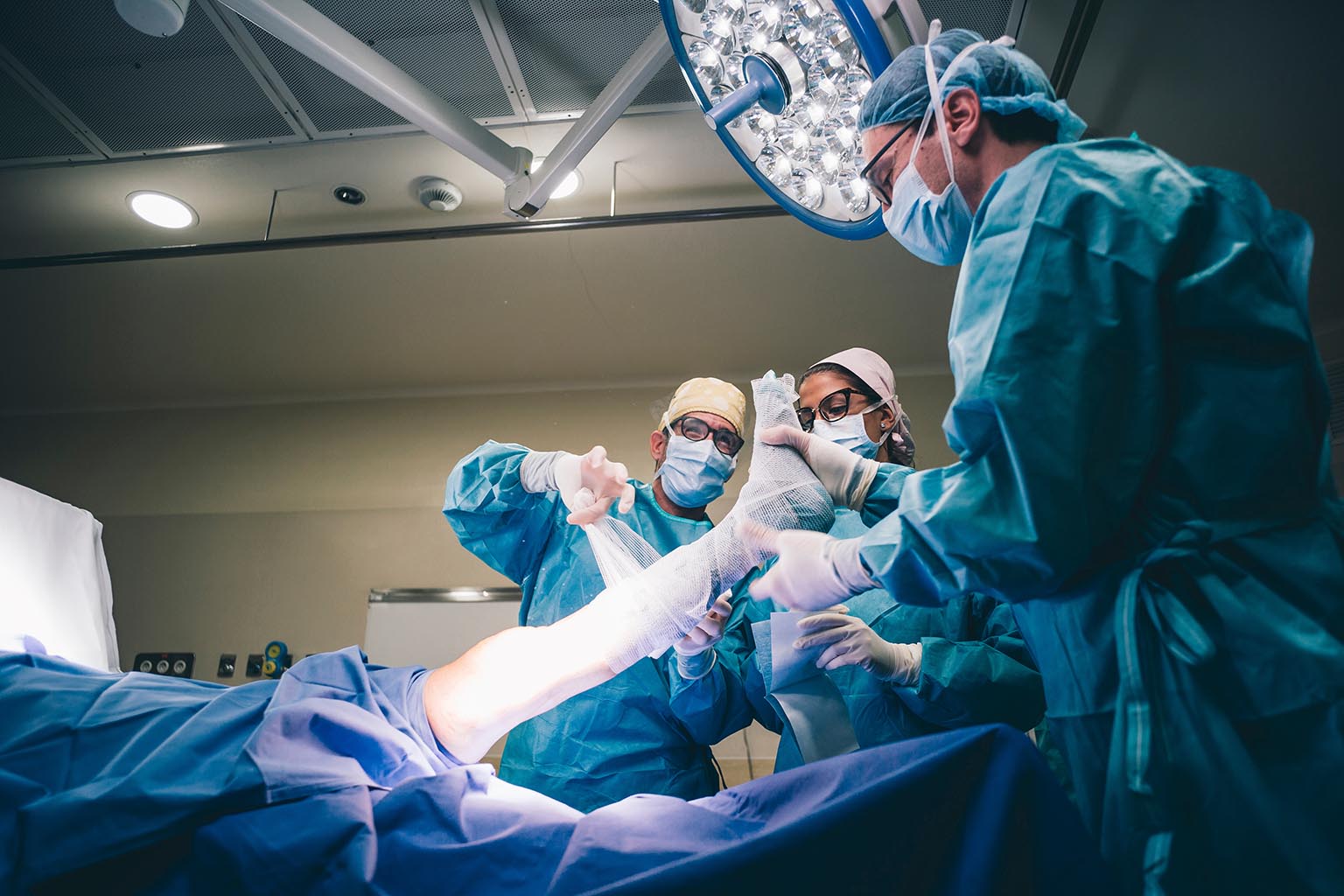 orthopaedic surgeons wrapping leg injury