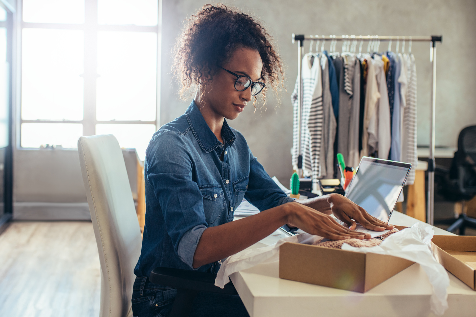 vrouw bezig met webshop verkopen