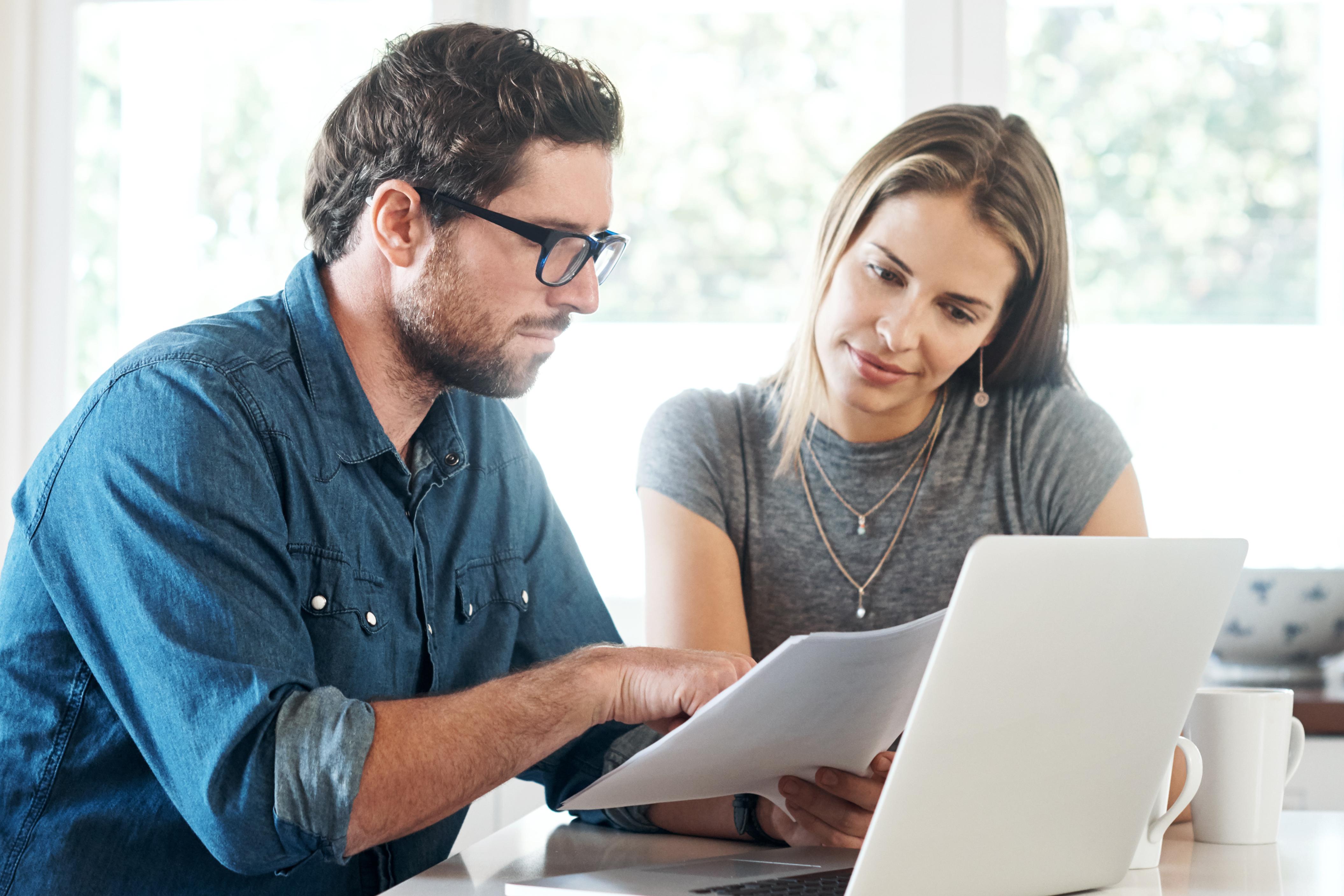 Man en vrouw kijken naar laptop