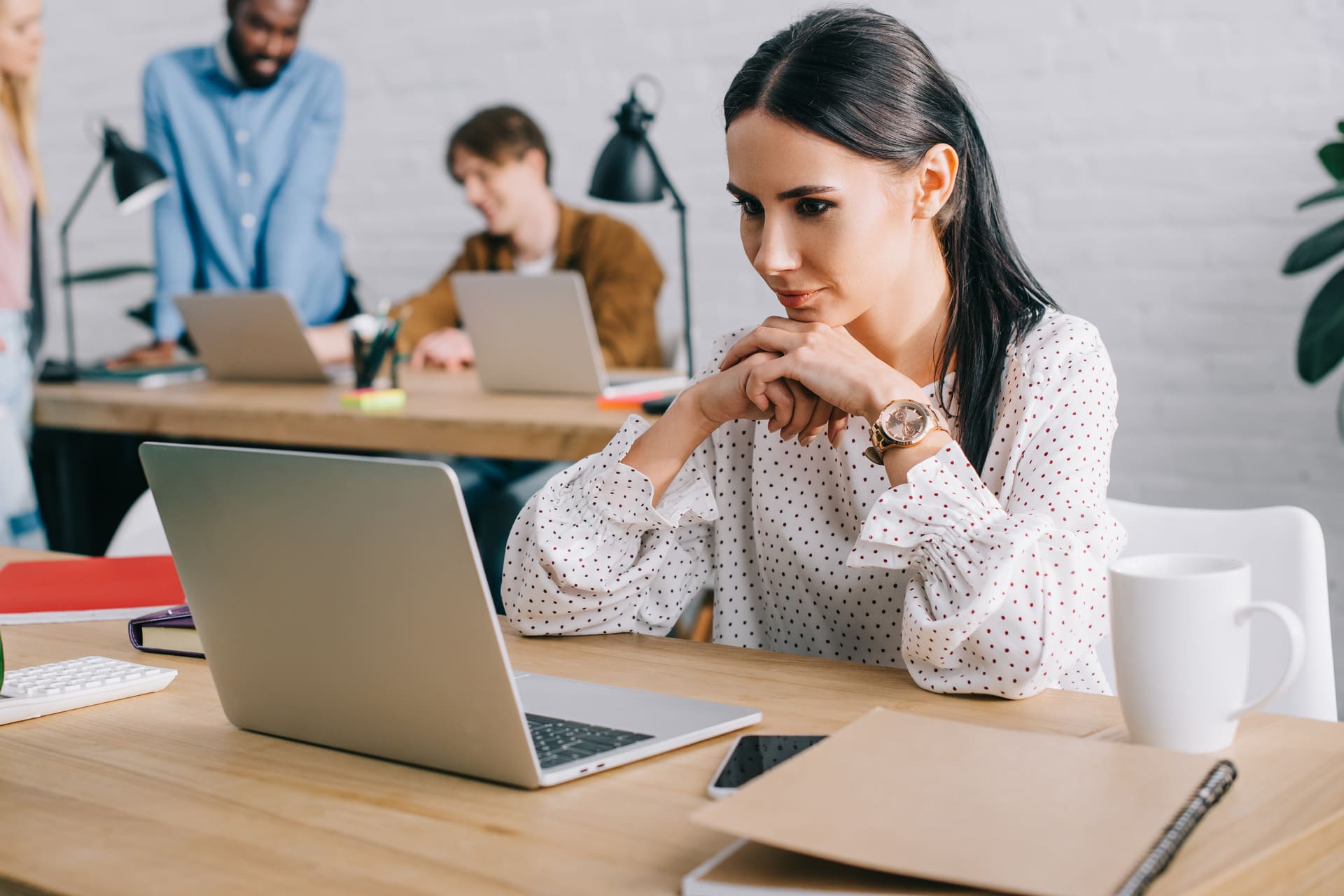 Vrouw bekijkt actuele onderwerpen accountancy thema's