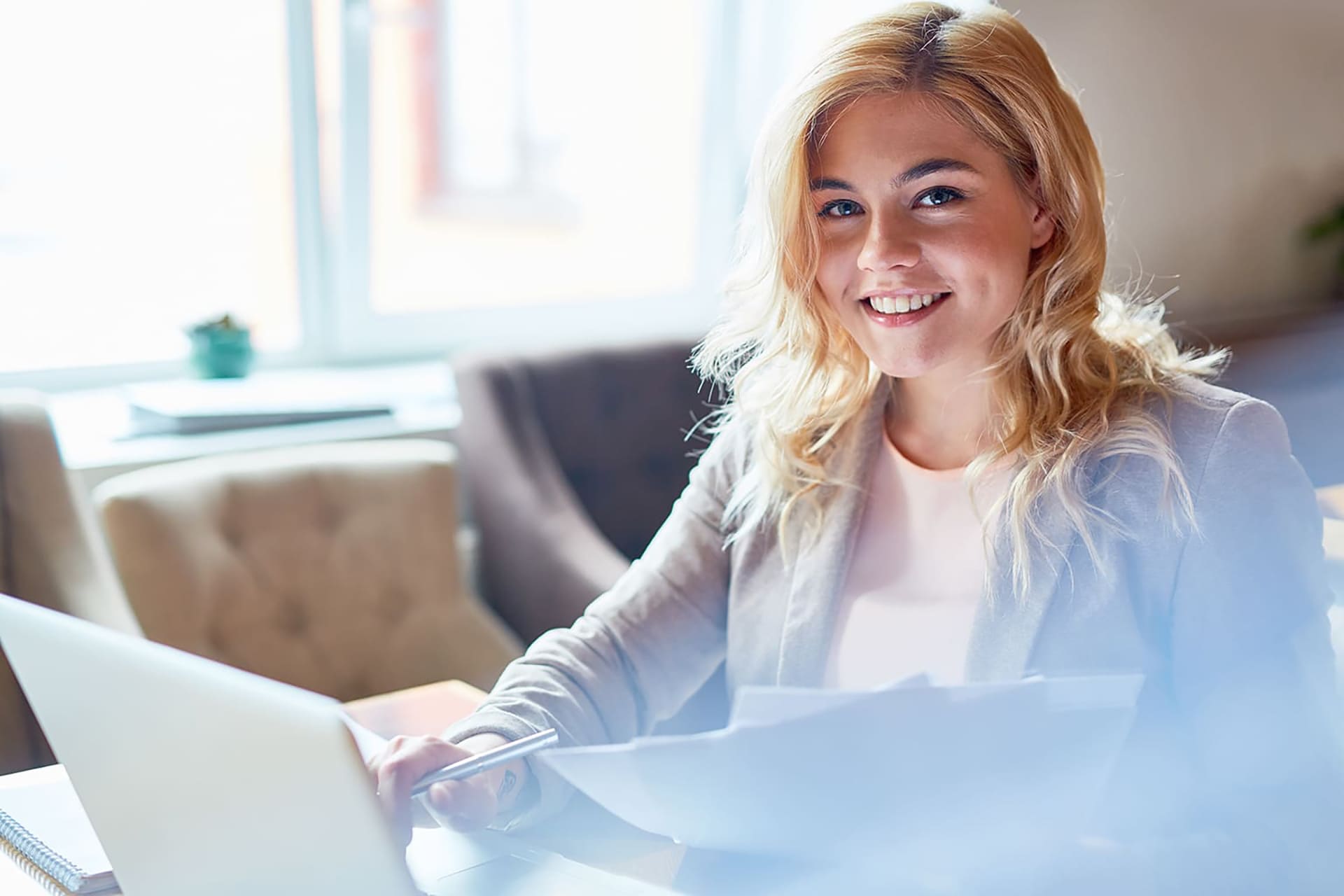 vrouw aan het werk achter laptop