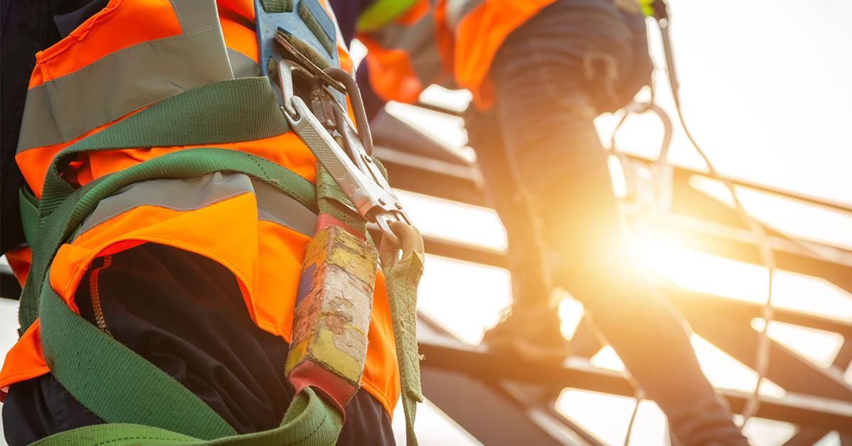 Werknemers dragen beschermende uitrusting om ongevallen en incidenten te voorkomen