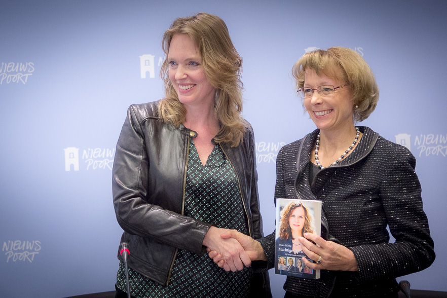Nancy McKinstry receives her copy of ‘Machtige topvrouwen’, March 08, 2016, The Hague