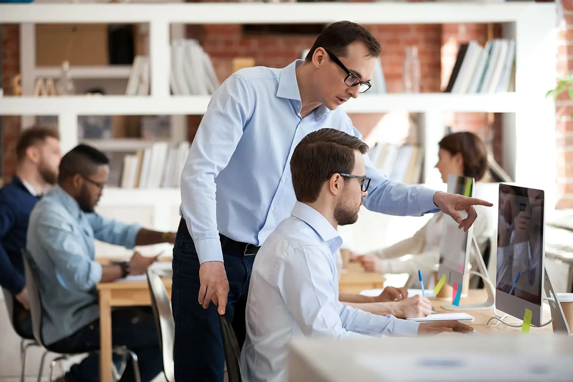 man coacht collega tijdens cursus boekhouden gevorderden Twinfield Boekhouden Expert