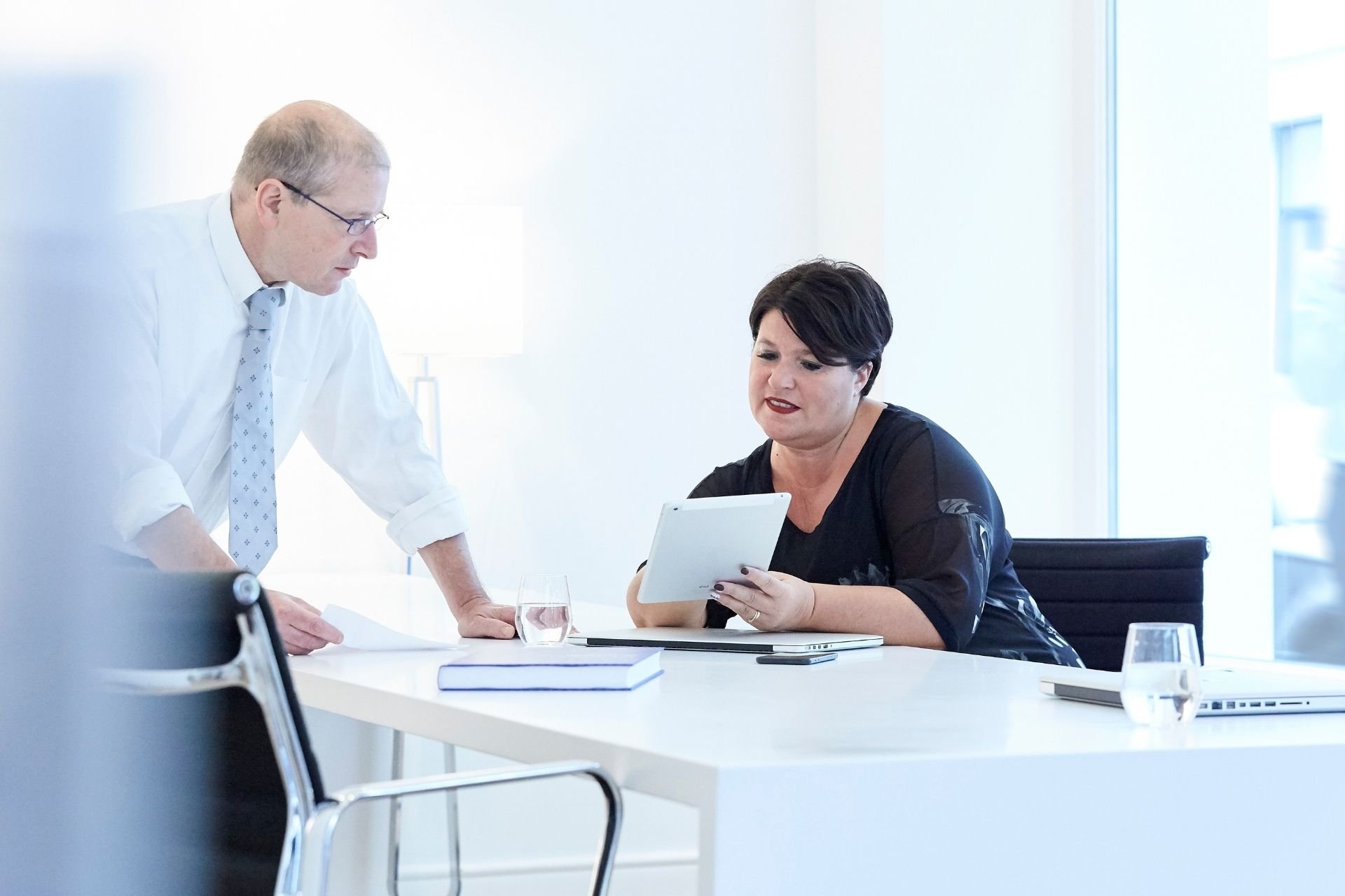 Juridische professionals die een gesprek voeren op kantoor